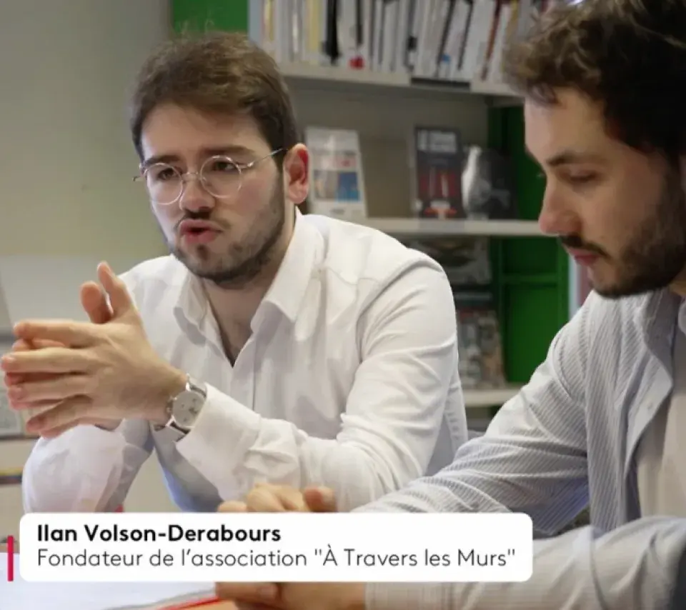 A travers les murs